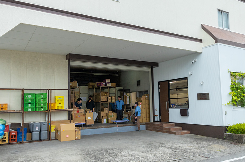 スタッフがお客さまのところまで配送させていただきます