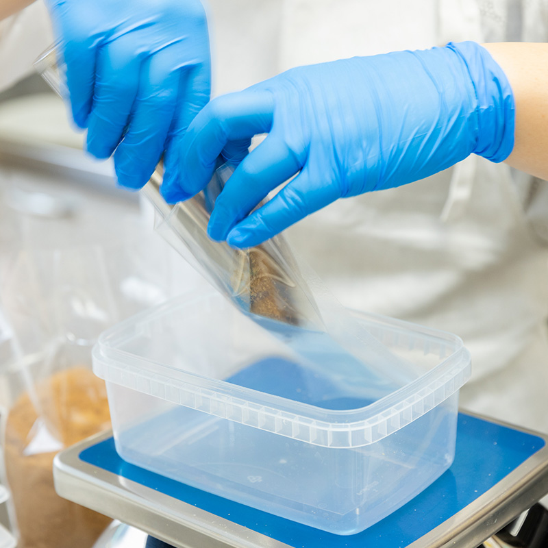 マルサン商事で働くスタッフ08